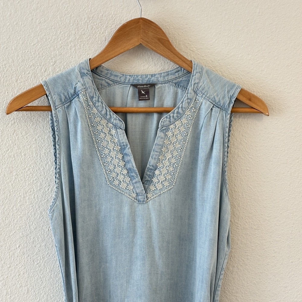 Eddie Bauer Chambray Shift Dress Womens 8 Blue Sleeveless Embroidered Preppy - Picture 2 of 12
